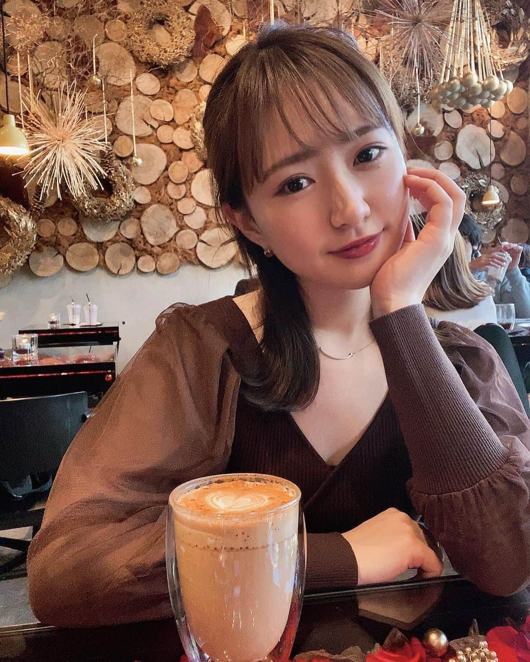 伊藤彩華さんのインスタグラム写真 - (伊藤彩華Instagram)「️🕯🤎  カプチーノのハートが可愛いかった。  3枚目手ブレブレ🥴  #ニコライバーグマン #ニコライバーグマンカフェ #nicolaibergmann #表参道カフェ #カプチーノ #ハーフアップ #冬メイク #mercuryduo」12月18日 21時45分 - ayaka_ito_official