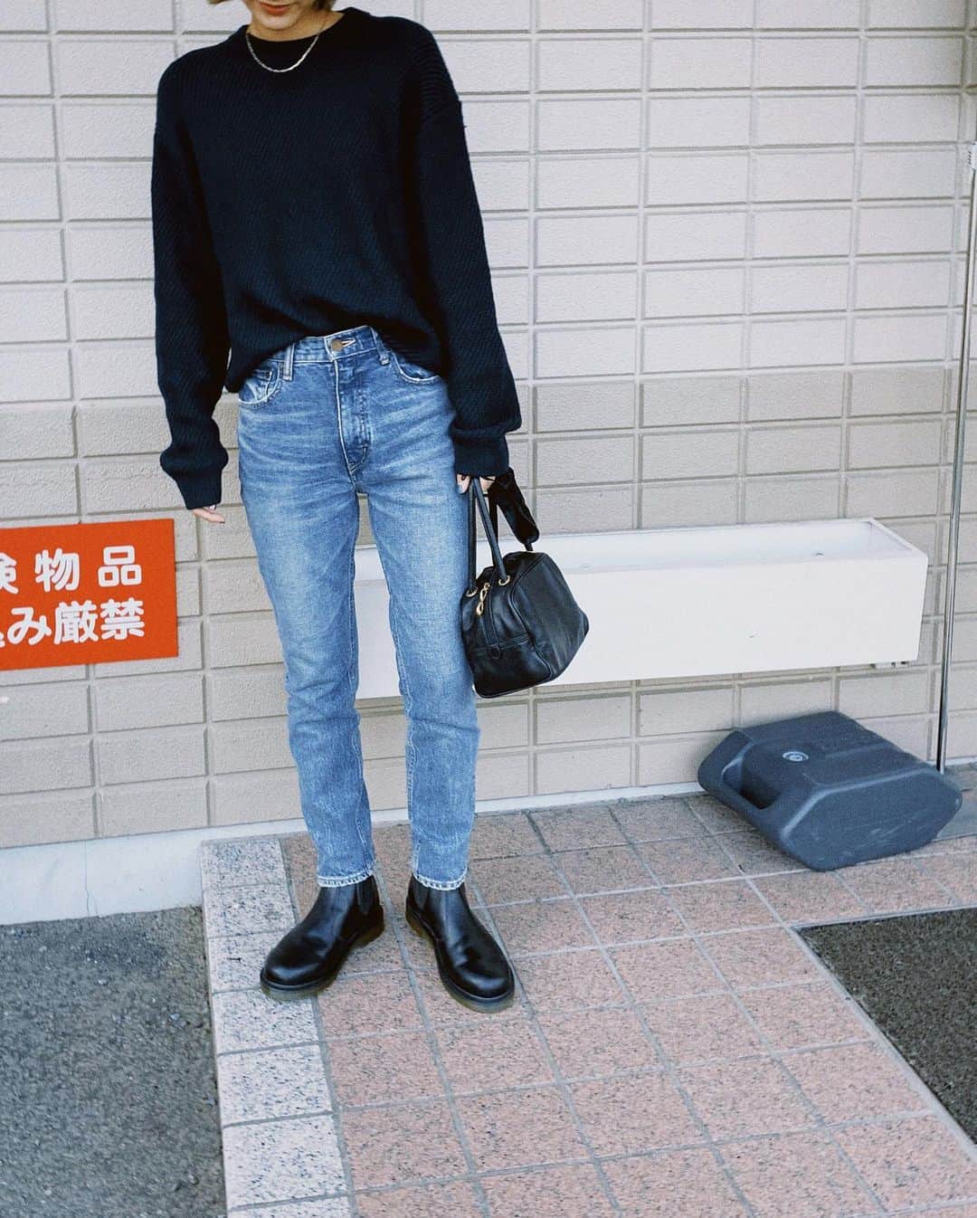 松本瞳のインスタグラム：「. 珍しくデニムの日👖🌟 . こないだ紹介してもらって、スリムビューティハウス行ってきたの。「骨盤ダイエットBeauty体験」受けてきた✌️ . 自分でコンディション整えるのも大切だけど、たまの贅沢ってことで、、笑 骨盤周りの筋肉をEMSで鍛えたり、カッピングで身体の巡りを良くしてもらいました🙂最後はヒートマットでたくさん汗かいて気持ちよかった🔥 . 気になってた膝周りがスッキリしたから、思わず写真撮った◎ #slimbeautyhouse #スリムビューティハウス #エステならスリムビューティハウス #pr」