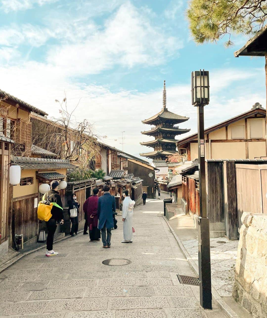 藤子さきのインスタグラム：「旅先で異常にメイクのノリ悪くなるの何故。綺麗なところなのに戦闘力3で景色の写真のみになりました。 #kyoto #kyotojapan #instamood」