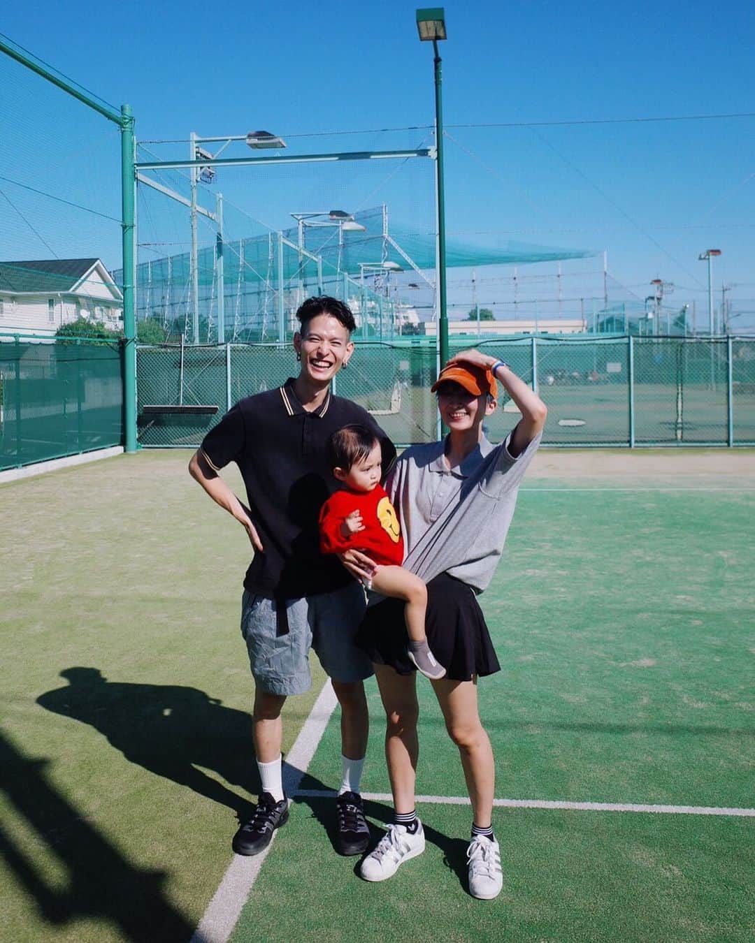 CHiNPANのインスタグラム：「めちゃくちゃテニス上手そうにみえてびっくりするぐらい運動全般おんちでおなじみの私。見掛け倒しがいつもすごい。全般的に。 これは @abe_yusuke ちゃんが撮ってくれたすごく最高な家族写真。」