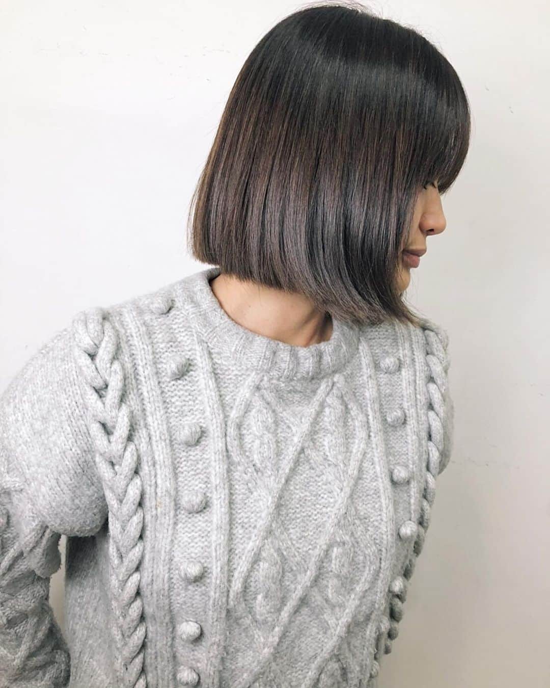 MELLOWのインスタグラム：「パツンとCut カラーは、sheerなベイクドカラー  いつもありがとうございます。  @natsumi0086 【stylist:@mellow_watarutakagi】 . . . ✔️ケアカラーヘルシーHairケアプラン ✔️ケアブリーチ→94%ダメージカット→枝毛切れ毛を減少 ✔️ケアカラー→ 94%ダメージカット→艶、手触り、色持ちUP . （ケアブリーチ＋ケアカラー＋アフタートリートメントをセットで＋1030円　学割830円） . . . . #黒木なつみ  #ケアブリーチカラー #ケアカラー  #ニュアンスボブ #ボブ  #マリンブルーアッシュ . . . 【Takagiお客様hair 】⇨@mellow_takagi_customer_hair . .⇨#MELLOWtakagiguesthair . . . . 【メニュー】 カット+ケアカラー . . 【Mellowのお客様ヘアスタイル】⇨@mellow.hair.style . . . . . . . . . . #mellowsalon#バレイヤージュ#グレージュカラー #外国人風#グレーカラー#切りっぱなし#外国人風カラー #アッシュカラー #ハイライトカラー#ブリーチハイライト#ベージュアッシュ#ミディアムヘア #ロングヘア#デザインカラー#透け感カラー #表参道美容院#外国人風カット #美容院#原宿美容院#抜け感ヘア#MELLOWbobhair#黒木なつみ」