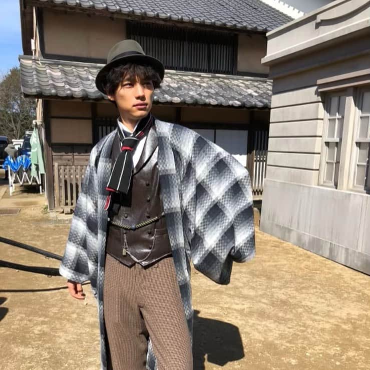 福士蒼汰のインスタグラム：「新十郎探偵帖第2話❗️ どうだったでしょうか😊  次々と解決していく 新十郎、頼もしいですね😎  これから彼の中身がどんどん 漏れ出てくる様子を お楽しみください☺️」
