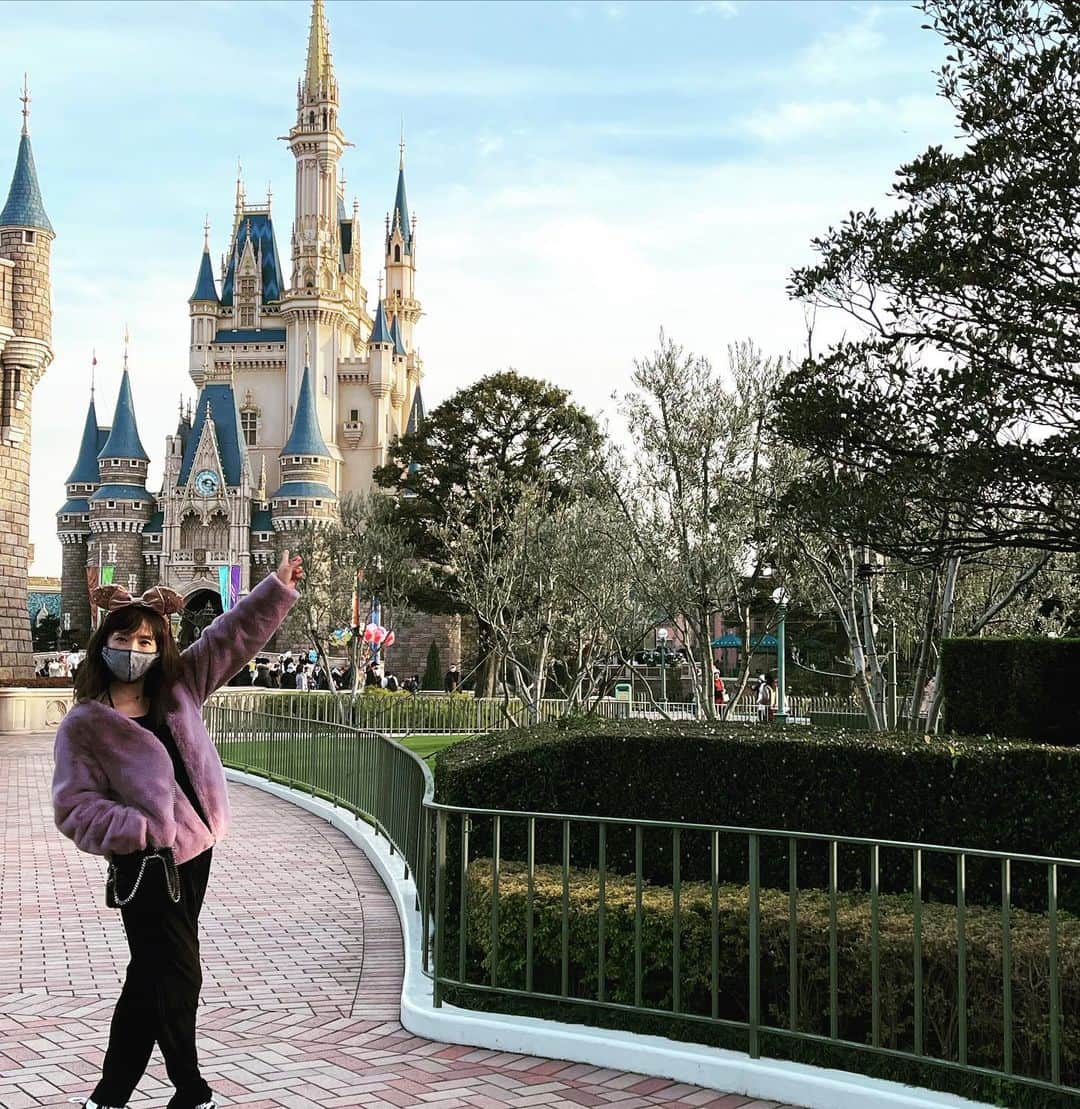 坂木優子さんのインスタグラム写真 - (坂木優子Instagram)「♡ ♡ ♡  気がついたら ７年ぶりの　#夢の国 ♡  子どもたちが小さい頃は 定番だったけど♡  おとなディズニーも　最高に 楽しかった♡  はしゃぎすぎて　いちばん ノリノリ♪  全力であそびました♡  個人的に　今回のヒットは #baymax ♡ 愛おしいフォルムに　キュン♡  @seasea74  夢を叶えてくれて　ありがとう♡  やっぱり　#tdl  最高です✨✨  夢から覚めたくないw  投稿つづきます🌙  #merrychristmas #大人ディズニー #happy#ディズニーコーデ #thankyou #夢を叶える場所 #しあわせ時間 #love#goodnight #goodday #dreamcometrue」12月18日 22時06分 - beacheyuko