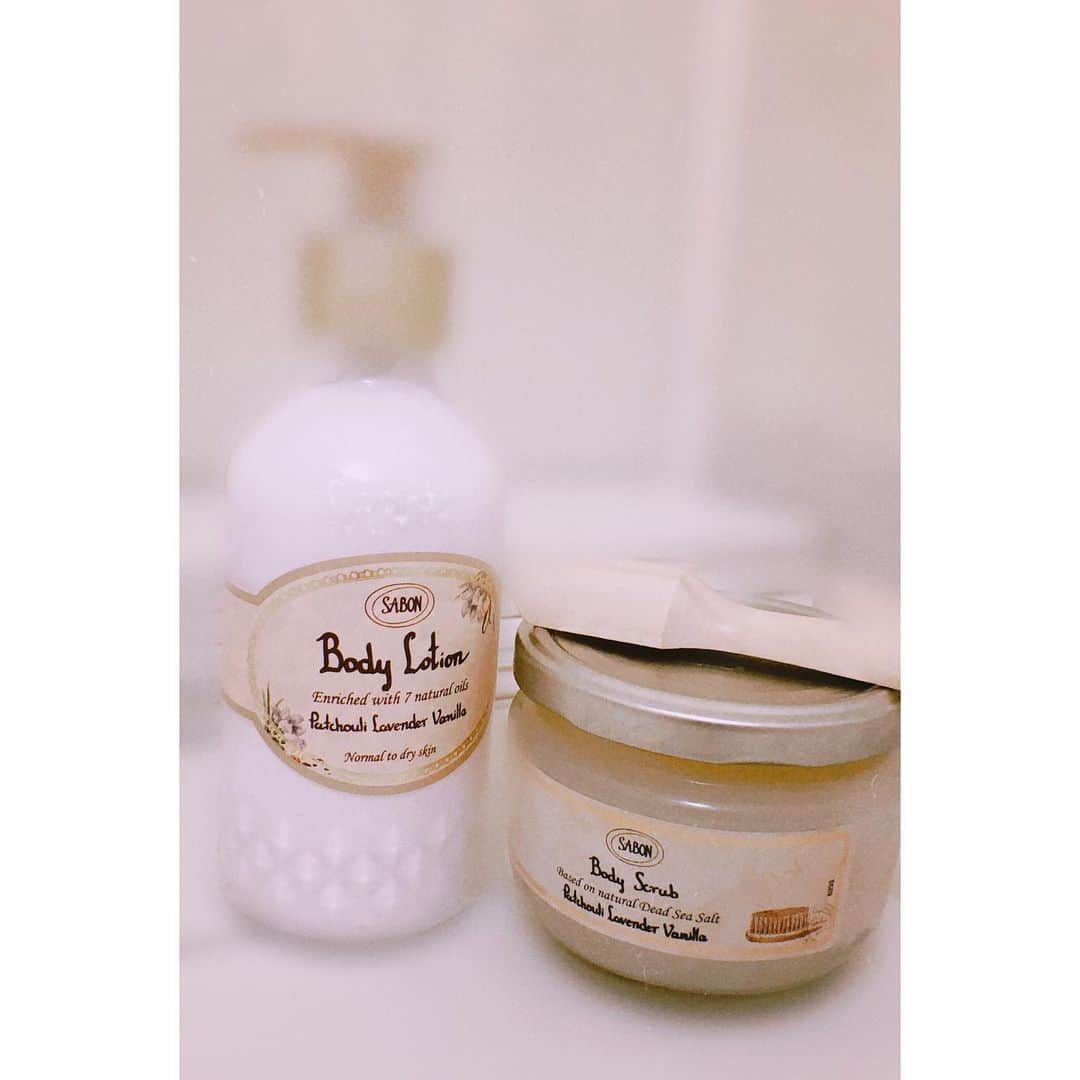山田寿々のインスタグラム：「🛁﻿ ﻿ りかちゃんがお誕生日にプレゼントしてくれたんです😢❤︎﻿ 2人でお買い物してて私が横で悩んでたら、りかちゃんが﻿ 「私が誕プレに買ってあげるよ」って言ってくれて…😢！﻿ ﻿ カッコよすぎてびっくりしたー！！😳笑﻿ ﻿ めちゃくちゃ良い匂いですべすべ〜🥺﻿ ﻿ りかちゃん、本当にありがとう(^o^)！﻿ それからいつも仲良くしてくれてありがとう🥰﻿ これからもずーっとそばにいてほしいです👶🏻だいすき！﻿ ﻿ #sabon #誕生日プレゼント #りかすず」