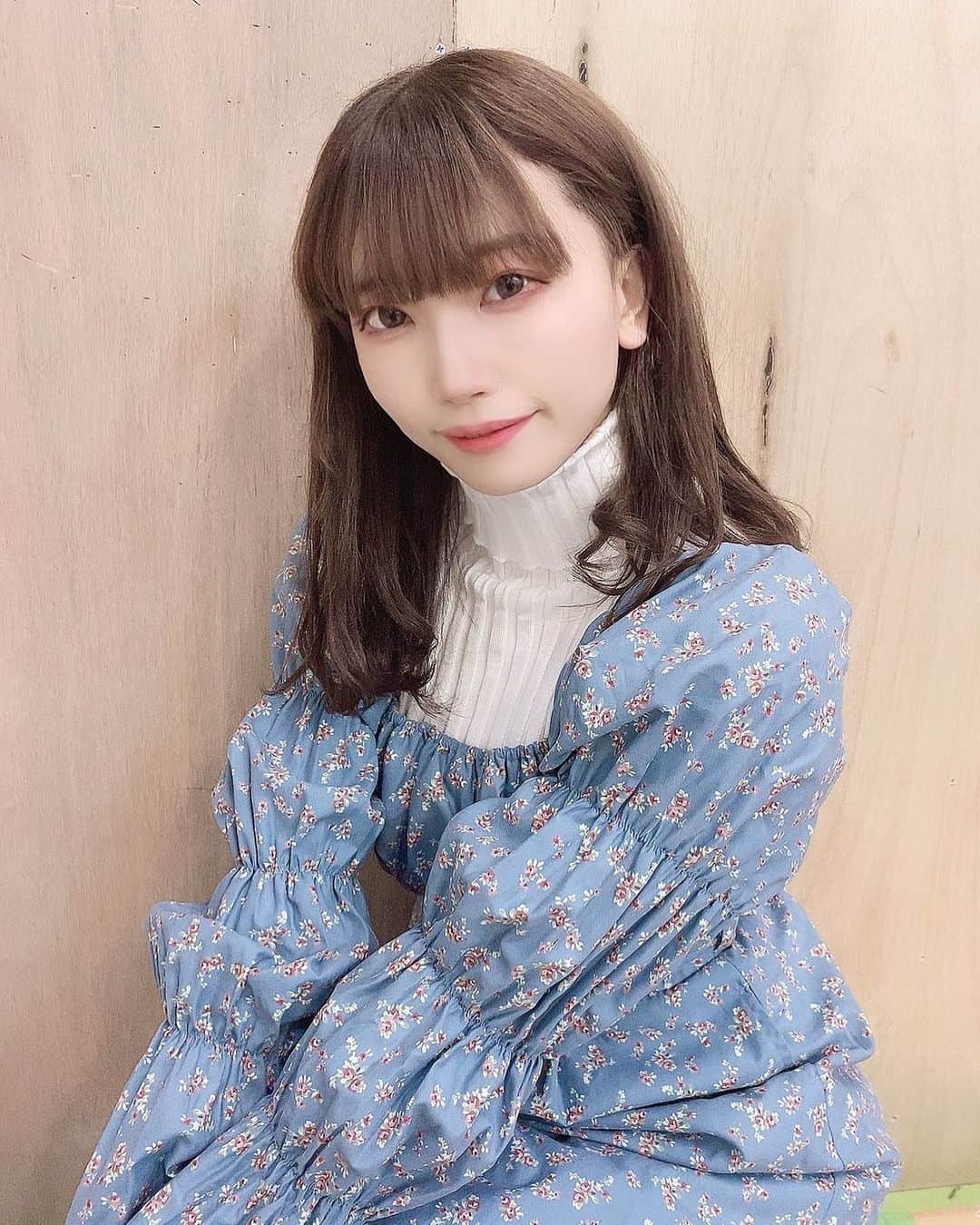 石原美沙紀のインスタグラム：「色素薄い系に憧れた青色ワンピコーデ🥰 タートルニット万能🧶インナーとしても使える🤗  #アイドル　#女優　#ファッション　#コーデ　#ootd #メイク　#likeforlikes #followｍe  #japanesegirl #ニット　#ワンピース」