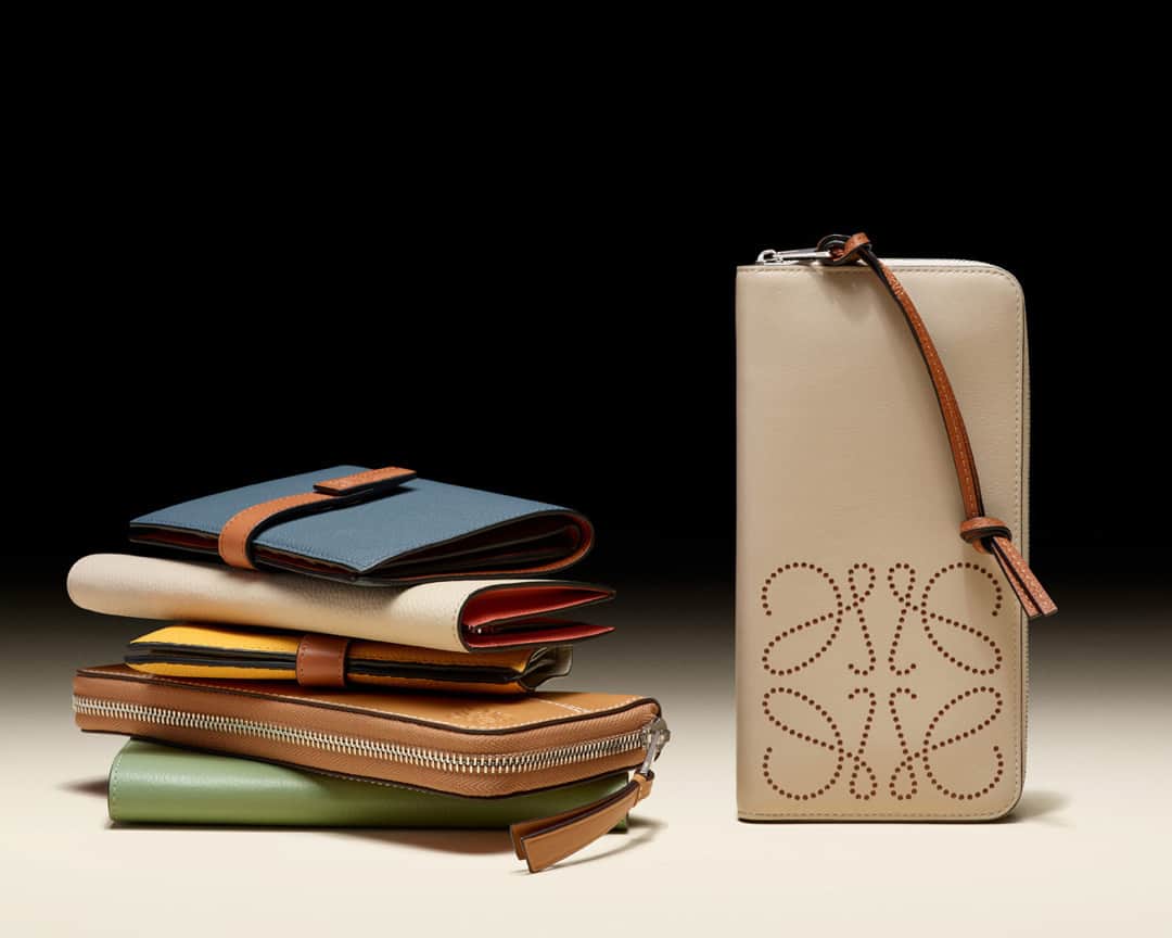 のインスタグラム：「Last orders for festive gifts...  Choose from our selection of handcrafted wallets on loewe.com  #LOEWE #LOEWEgifts」