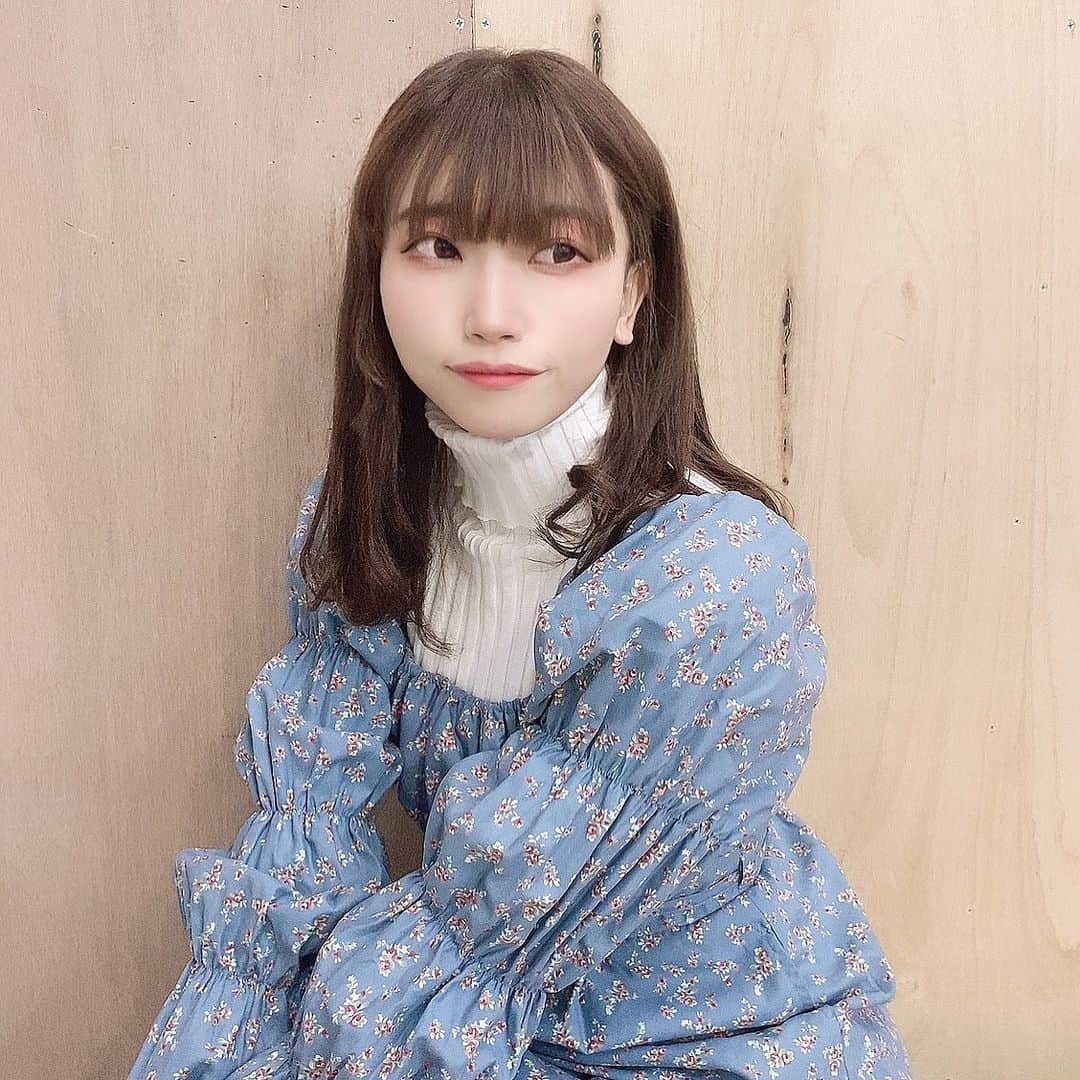 石原美沙紀のインスタグラム：「色素薄い系に憧れた青色ワンピコーデ🥰 タートルニット万能🧶インナーとしても使える🤗  #アイドル　#女優　#ファッション　#コーデ　#ootd #メイク　#likeforlikes #followｍe  #japanesegirl #ニット　#ワンピース」