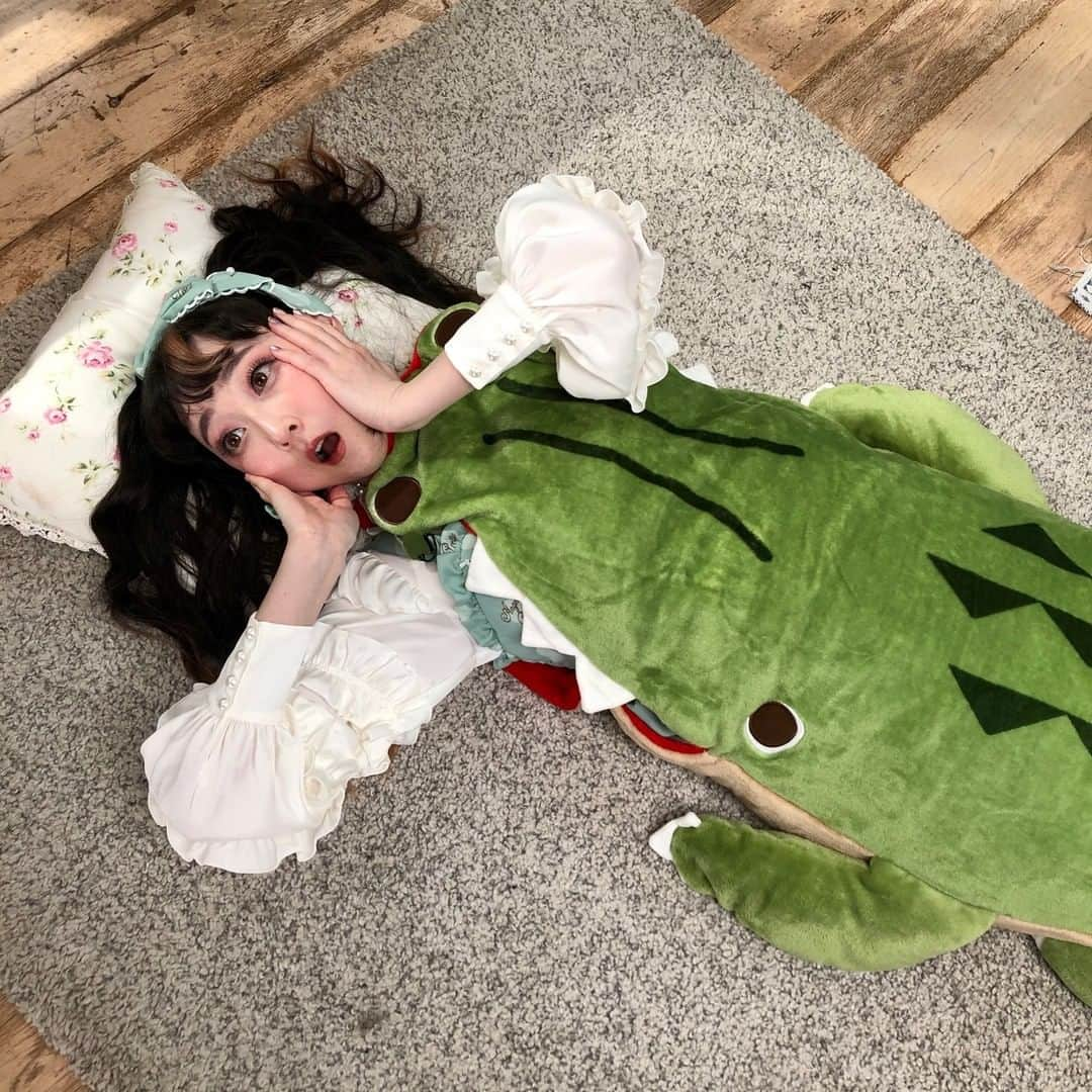 Kawaii.i Welcome to the world of Tokyo's hottest trend♡ Share KAWAII to the world!のインスタグラム：「Watch out for that crocodile, RinRin! Oh wait…that's a sleeping bag. Tune in for some ideas and items to help you snooze better.  Click on the profile link for the video!! (FREE) @kawaiiiofficial  Check out Kawaii International my Favorite Room is My Bedroom!” for more details! ↓ 10:53 Sleep consultant TOMONO Nao  18:38 Crocodile sleeping bag 19:40 Items to help you sleep  #bedroom #dream #goodsleep #crocodile #alligator #blanket #sleepingbag」