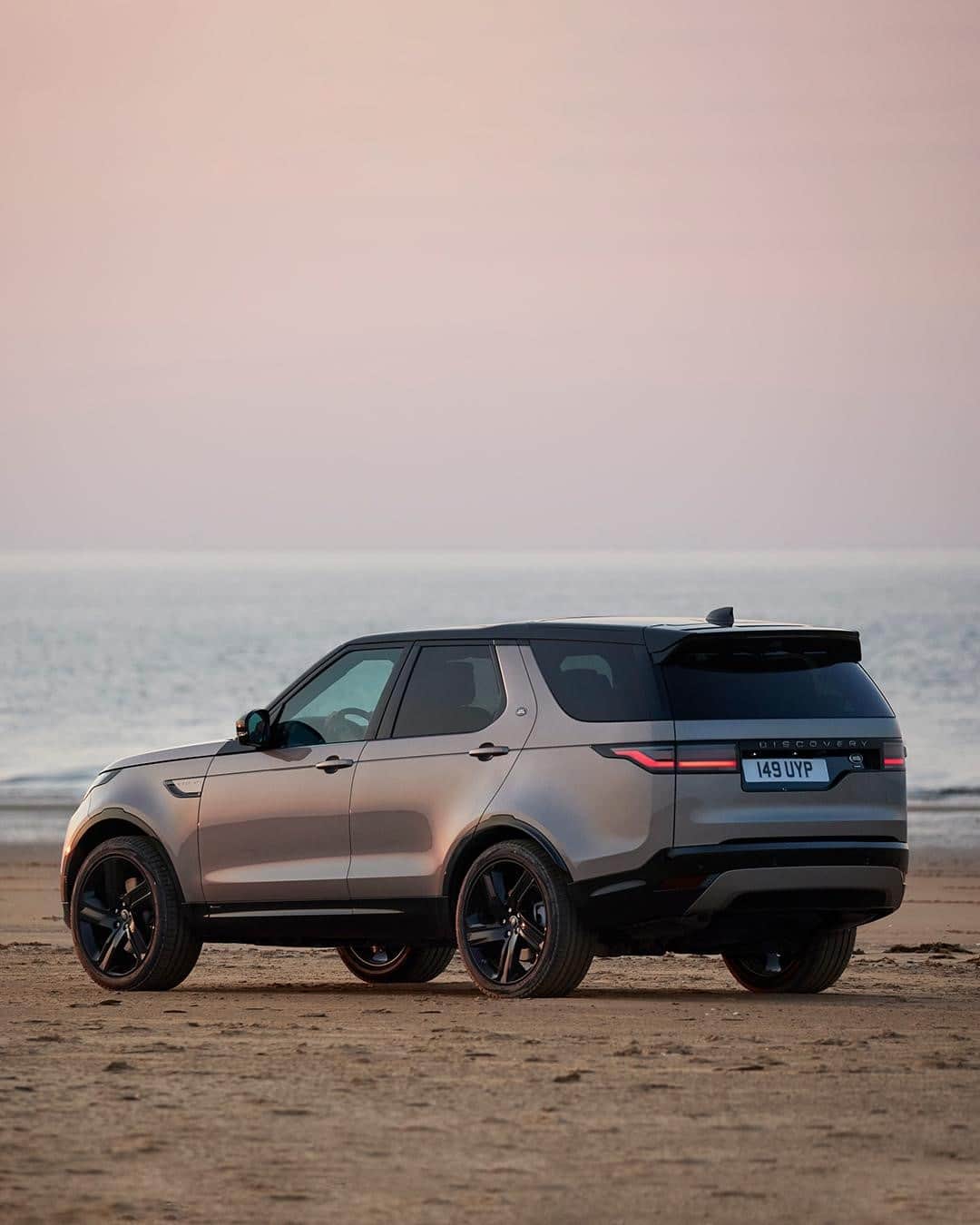 Land Roverさんのインスタグラム写真 - (Land RoverInstagram)「Expand your family's horizons with the New #LandRover #Discovery, featuring a purposeful design that's as beautiful as it is capable. Tap the link in our bio to configure yours.  #FamilyAdventure #Adventure #Exploration #AdventureCalling #4x4 #OffRoad」12月18日 22時00分 - landrover