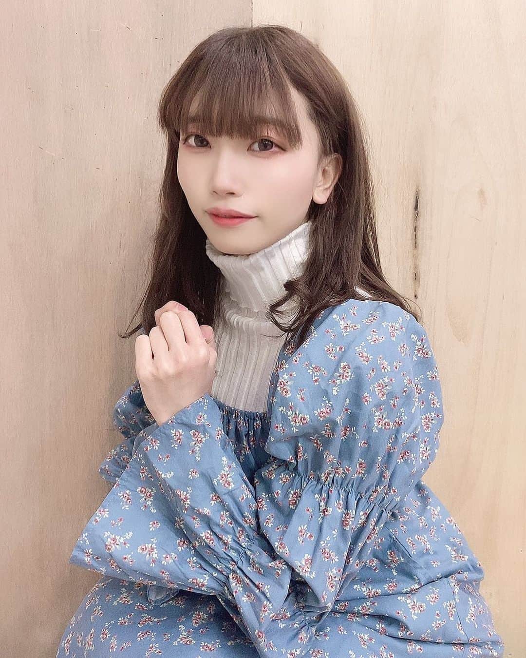 石原美沙紀のインスタグラム：「色素薄い系に憧れた青色ワンピコーデ🥰 タートルニット万能🧶インナーとしても使える🤗  #アイドル　#女優　#ファッション　#コーデ　#ootd #メイク　#likeforlikes #followｍe  #japanesegirl #ニット　#ワンピース」