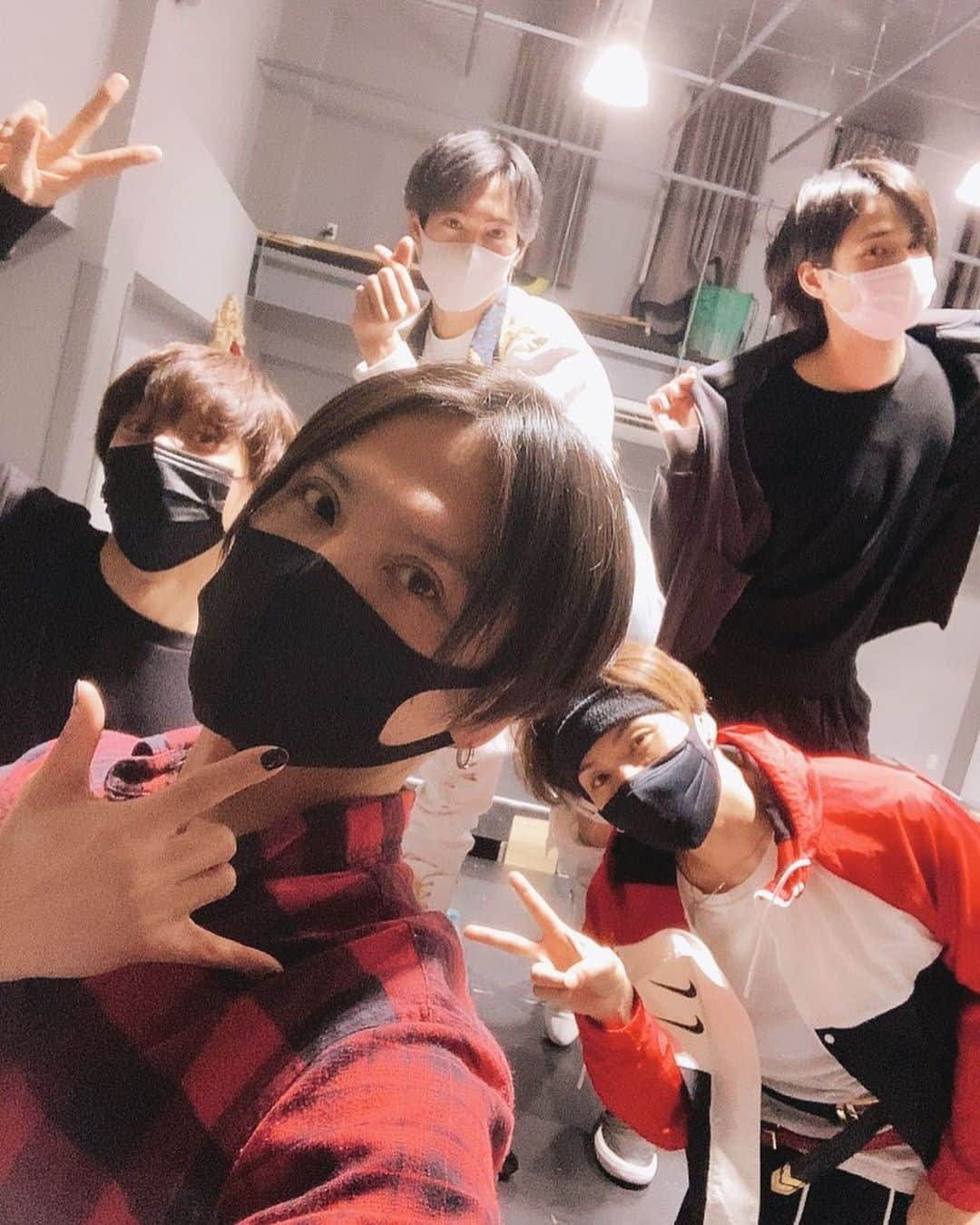 友常勇気さんのインスタグラム写真 - (友常勇気Instagram)「I'm done for today. Reversal is 2days left!! I'll do my best tomorrow too٩(ˊᗜˋ*)و #ビーステ #本日も稽古終了 #残り2日 #全力を尽くす #友常勇気 #細貝圭 #dao #安井一真 #吉高志音 p.s #サルエル さを出す為に、 爪黒くしてみました🤗🎉 ま、手袋で隠れちゃうんだけどね🤣笑」12月18日 22時01分 - yuki_tomotsune