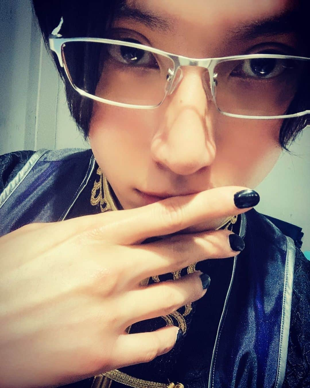 友常勇気さんのインスタグラム写真 - (友常勇気Instagram)「I'm done for today. Reversal is 2days left!! I'll do my best tomorrow too٩(ˊᗜˋ*)و #ビーステ #本日も稽古終了 #残り2日 #全力を尽くす #友常勇気 #細貝圭 #dao #安井一真 #吉高志音 p.s #サルエル さを出す為に、 爪黒くしてみました🤗🎉 ま、手袋で隠れちゃうんだけどね🤣笑」12月18日 22時01分 - yuki_tomotsune