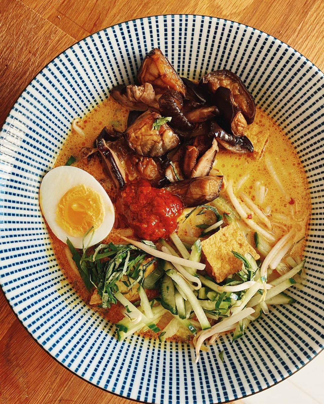 STIL IN BERLINのインスタグラム：「I made Nyonya Aubergine Laksa! By which I mean I heated the pack I got at the fantastic @mamakanberlin. #laksa」