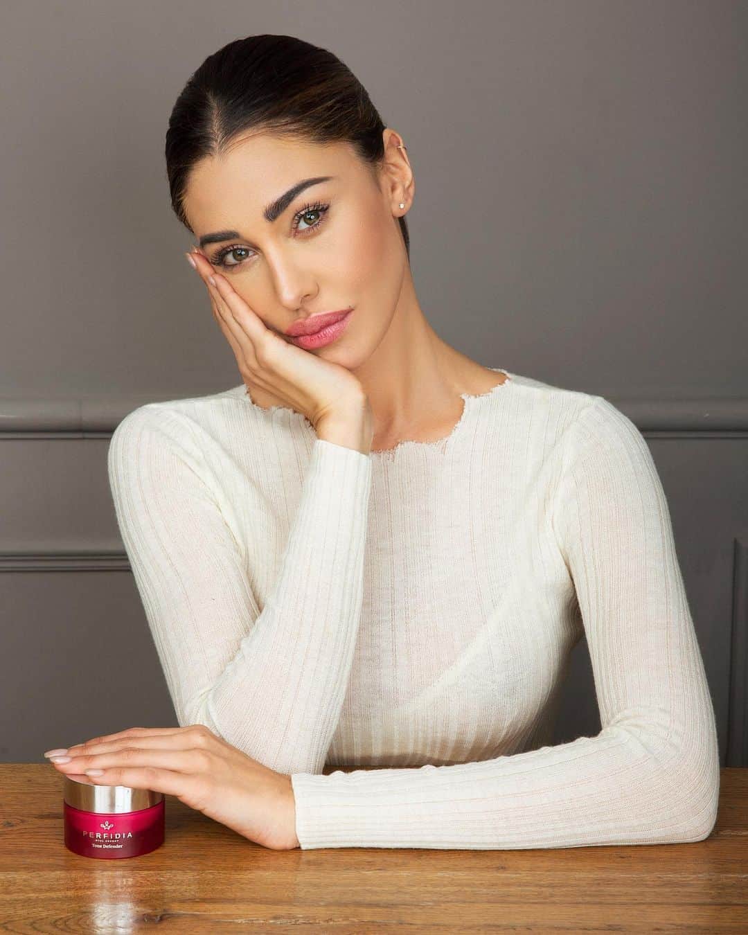 ベレン・ロドリゲスのインスタグラム：「Ogni giorno prendo dei piccoli momenti per me, come questo con Perfidia Hyal-Secret che è il perfetto rituale di bellezza #PerfidiaHyalSecret #LaMiaPerfidia #FidiaFarmaceutici @perfidiahyalsecret #BeautyRoutine #ad」