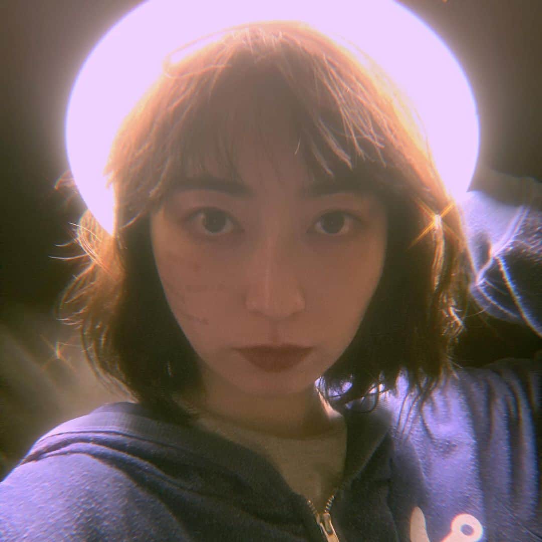 のインスタグラム：「苦しみから逃げず、苦しみの真ん中を突っきって行くことだ。 それが森を抜ける近道だからだ。」