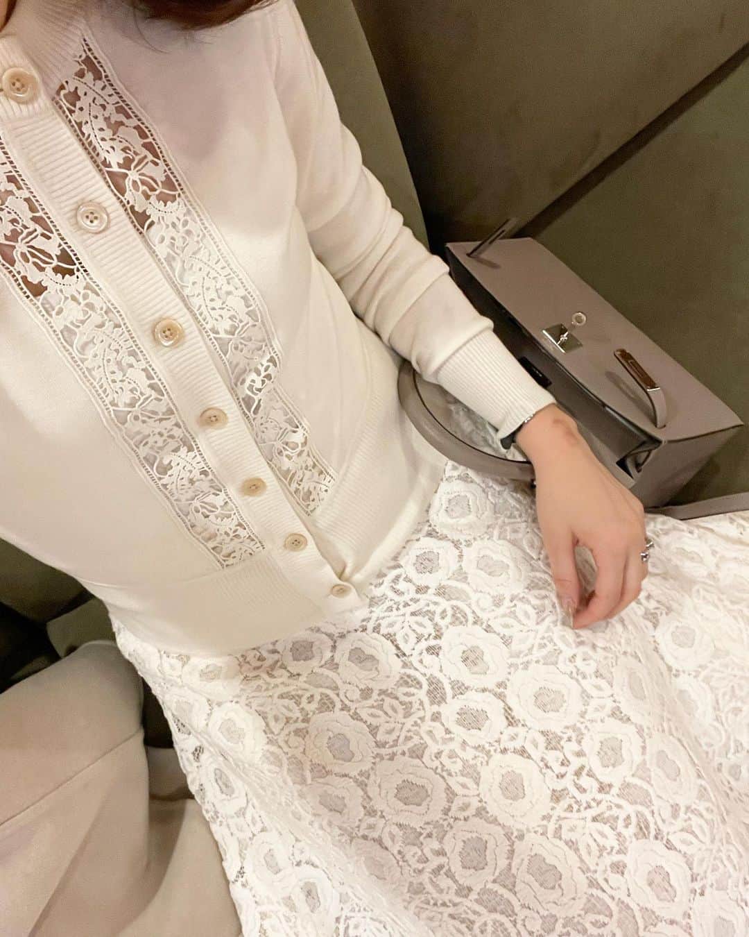 髙田麻紀子のインスタグラム：「❤︎ . 先日結婚式記念日でした👰‍♀️ . カーディガン&スカート#clhoe  バッグ#HERMES . #instagram #instapic  #instagood  #instalike #fashion #ootd #outfit」