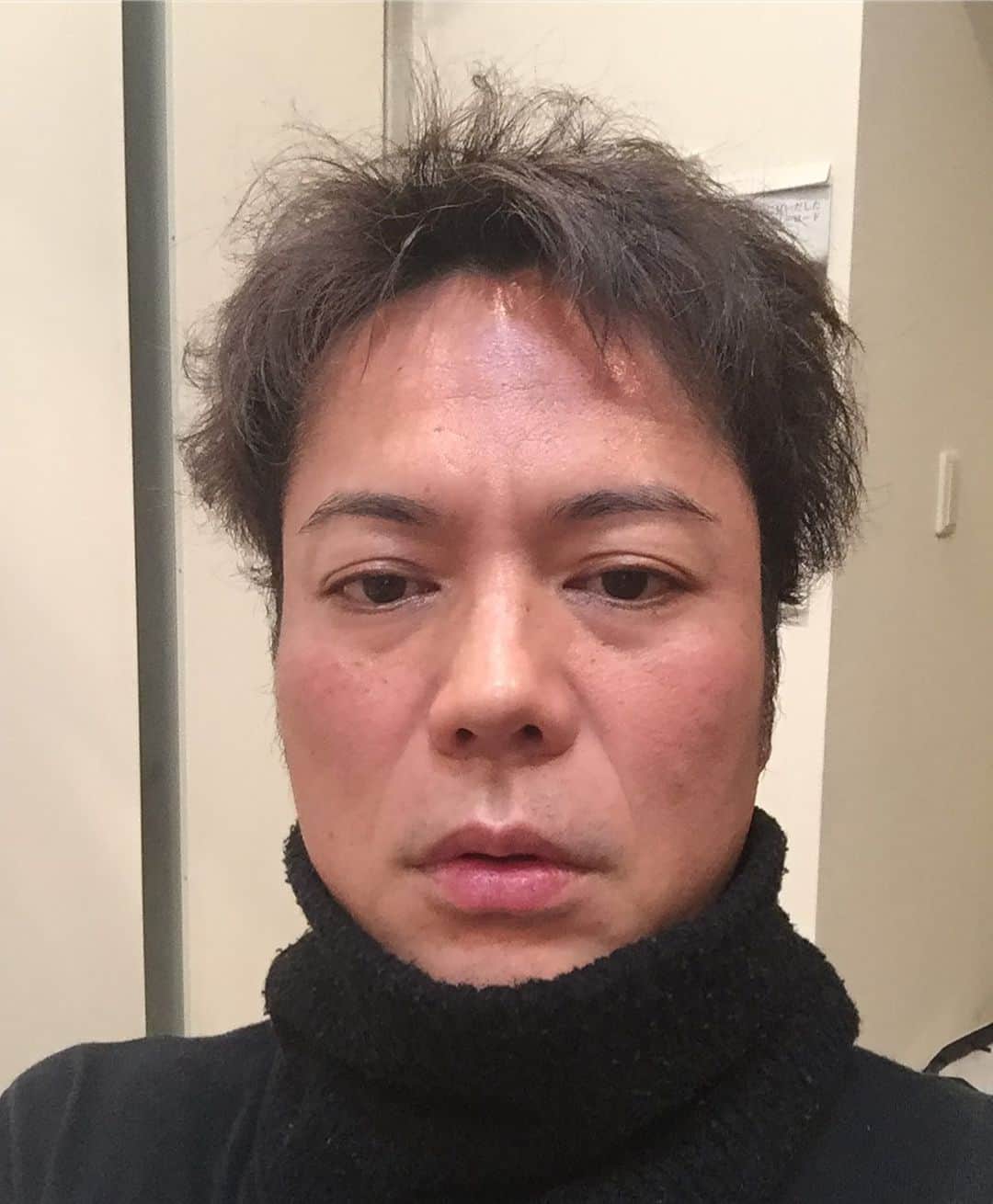のインスタグラム：「家1人飲みでも首を冷やさないように。土曜はパパは漫才師更新です〜☺️」