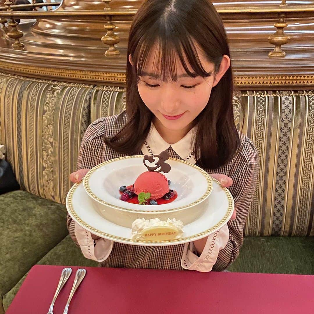 栗田麻理さんのインスタグラム写真 - (栗田麻理Instagram)「. マゼランズでご飯🌏  デザートにバースデープレートが！！ 幸せな時間でした✨  #ディズニーフード #ディズニーレストラン #マゼランズ #東京ディズニーシー #ディズニークリスマス」12月18日 22時18分 - mk_1202_x