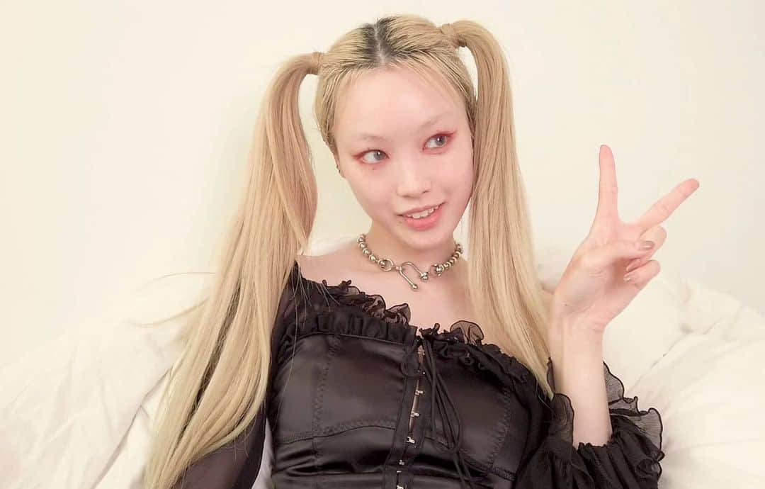 フェルナンダ・リーのインスタグラム：「~ New video ~ I share whether it's easy to be a model and some of the difficulties that come with being one 🤧  Linky here or click through on my profile https://youtu.be/fW1N_saIpjg  (Wow I hope people still book me for work after this 🥴)」
