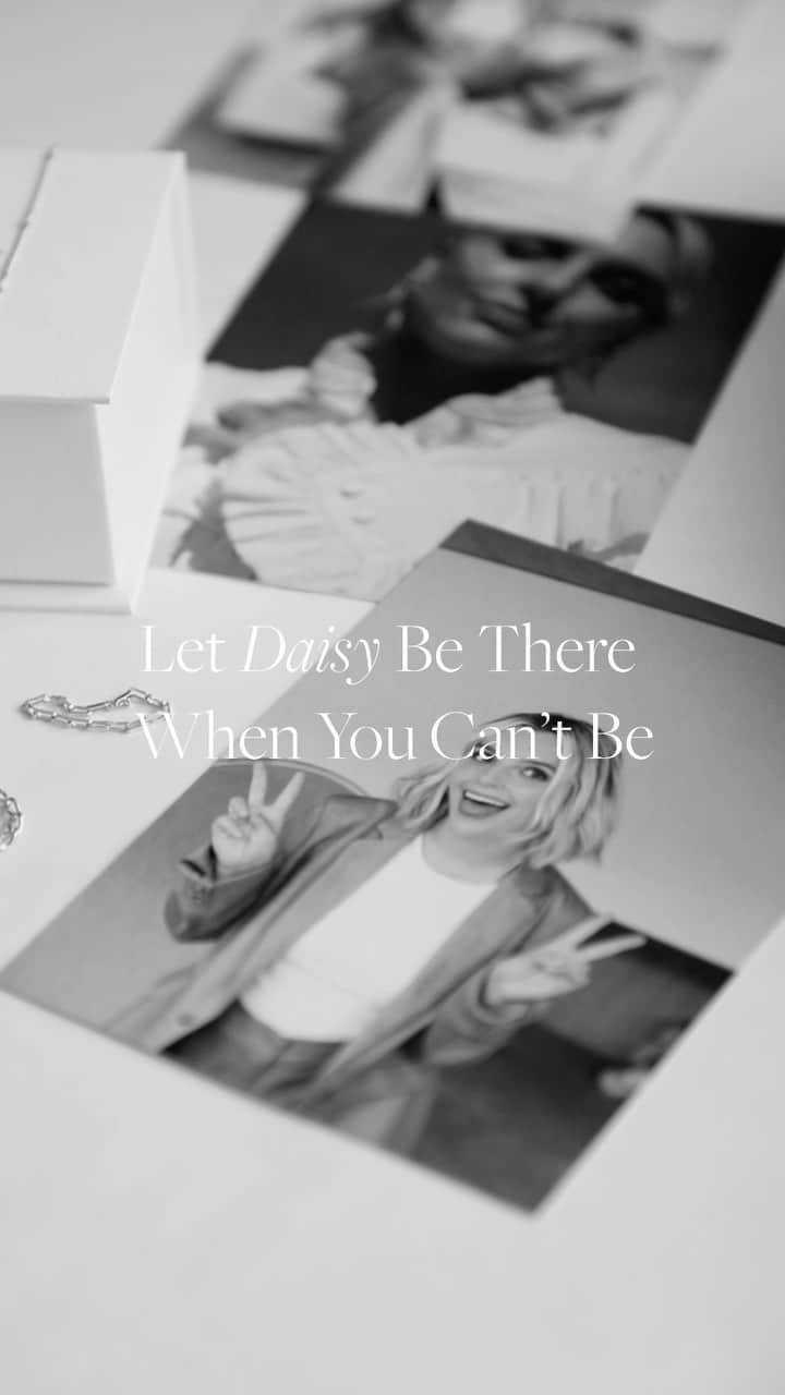 Estée Lalondeのインスタグラム：「Ever wonder what happens after you click “buy” on @daisy_jewellery ? Add to bag, add a gift message, complete and now it’s over to the Daisy team!   Featuring MY MOM 😍 She was very excited to get her hands on some new pieces from my Elevate collection #esteelalondeXdaisy」