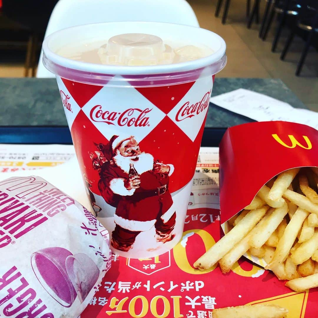 田中卓志さんのインスタグラム写真 - (田中卓志Instagram)「Macもクリスマス仕様だなぁ🎄  #アンガールズ #macdonalds  #christmas」12月18日 22時25分 - ungirls_tanaka