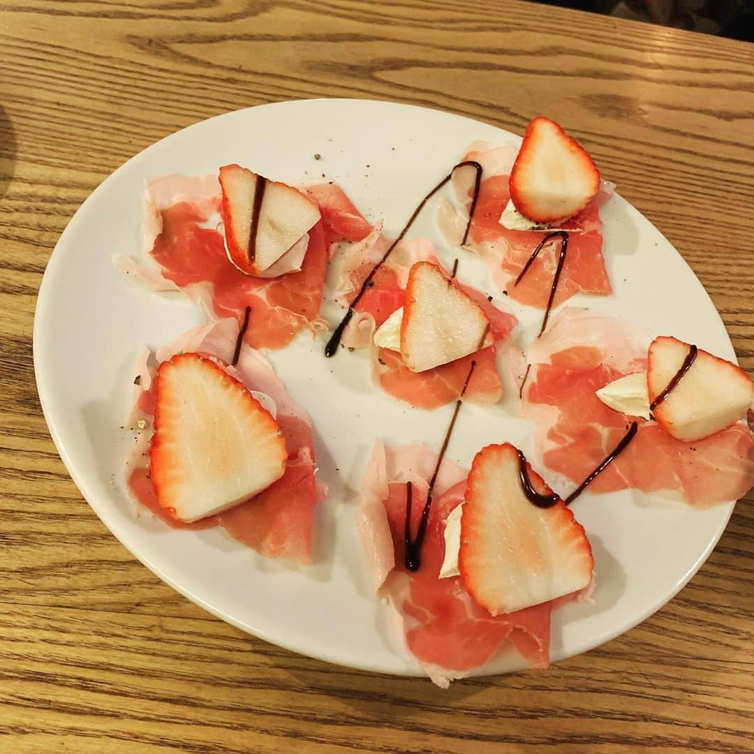 餃子のりさちゃんのインスタグラム：「#baccaiun   ずっと行きたくてやっと行けた🍓 めちゃくちゃおいしかった🥺♥️」