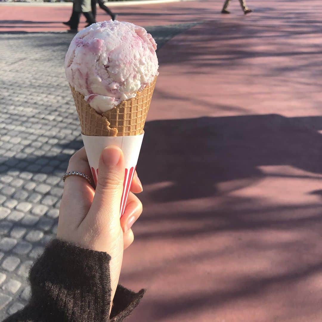 渡辺くるみのインスタグラム：「5℃でもアイス🍨💕  #ディズニーランド  #ストロベリーチーズ  #アイスクリーム  #極寒ディズニー  #歯死ぬかと思った🦷 #味は美味」