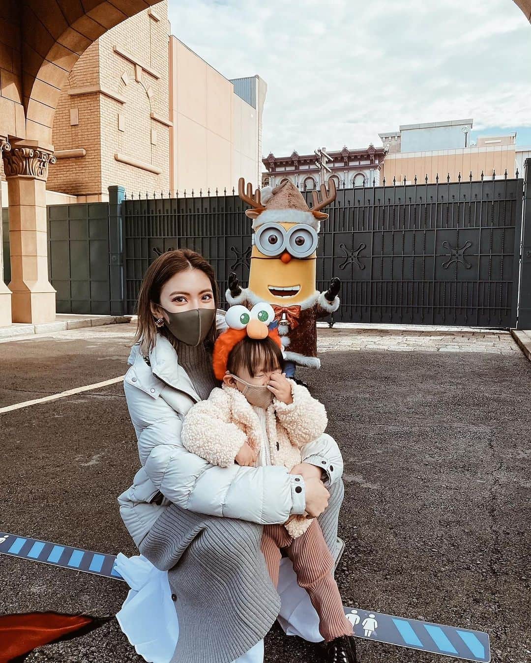 孫きょうのインスタグラム：「時間差投稿になっちゃったけど 11月に行ったユニバーサル・スタジオ・ジャパン🍌🌏  ソーシャルディスタンスでミニオンに会えたのに 先頭に来たらこの距離でも怖がって目を閉じた😂w  しばらく離れた位置からならミニオンー！って呼んでるくせにミニオンがちょっとでも動くと即逃げ💨ほんとビビり屋。。笑  他のキャラクター達も距離感と登場時間はあらかじめ決まってたけど結構会えたよ❤️(キティちゃんでさえも反応は全部上に同じw)  今回 @klookjp さんのレポートで行かせて頂きました✨ KLOOKアプリからだと、チケット付き&オフィシャルホテルとのパッケージプランもお得にあるよ！  さらに紹介コード「3Q9GAK」で、 500円OFFになるから是非使ってね👌🏽 ホテルとのコンボパッケージに使用できるよ✨  @klookjp  @klooktravel @universal_studios_japan #klook #KLOOKレポ #クルック #USJ #PR」