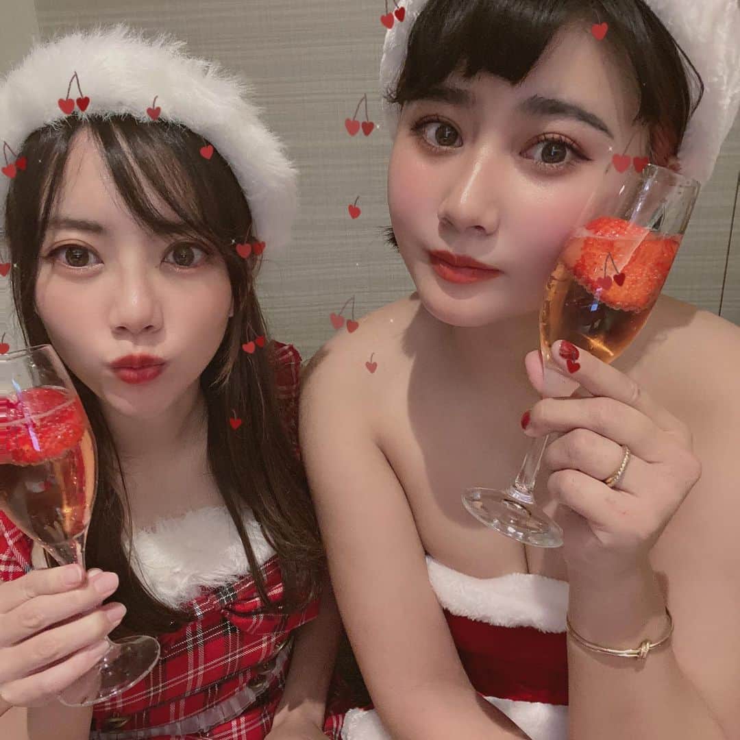 hina2221のインスタグラム：「早めのクリスマス🙃 サンタさんこないかな🥺 . .  #ゴルフ女子 #taylormade #ドライバー#スライス#ゴルフ男子#ゴルフ好きな人と繋がりたい#ゴルフレッスン#ゴルフスイング動画 #練習記録#ゴルフレッスン#ゴルフ練習#ゴルフ#ゴルフ女子#筋トレ女子#ゴルフウェア#ゴルフスイング#スイング動画#ゴルフ好き#インスタゴルフ#スポーツ女子#스포츠#골프#골프웨어#高尔夫#putter#golfgirl#ゴルフジョシ#サンタコス#クリスマス　@hina22221」