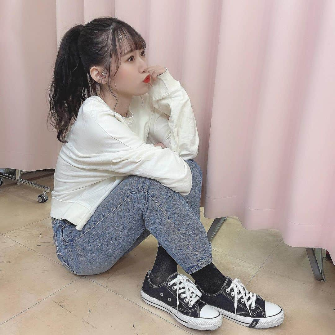 服部有菜さんのインスタグラム写真 - (服部有菜Instagram)「. AKB48 と Overprint さんのコラボグッズが販売中です、、🖤 さりげなく「AKB48」というロゴも入ってて、中はコルクになっててお洒落すぎる靴です〜( ᐢ. ̫ .ᐢ ) ぜひぜひゲットしてね！ . . #akb48 #overprint #スニーカー #スニーカー女子」12月18日 22時41分 - yuna__0330.48