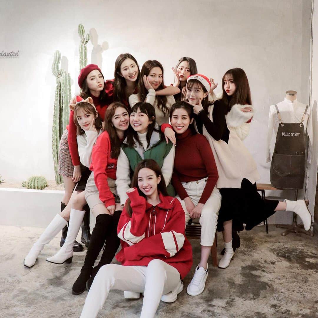 徐薇涵（Wei Han Xu）のインスタグラム：「又到了燒腦的日子～ 分享愛的節日🎄 每一年透過小遊戲交換禮物 更有趣更拉近大家距離💓 謝謝每年都在的你們🥰 還有有不變的好味道 @belleepoque_cafe」