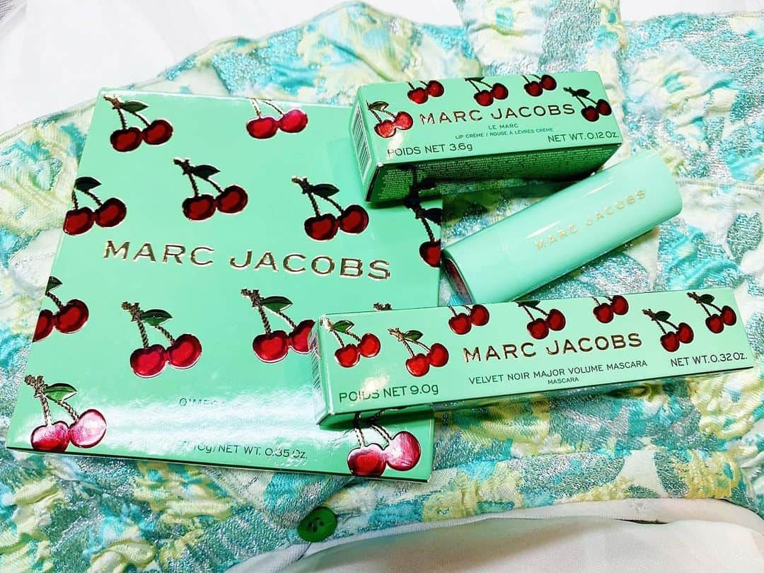 大場はるかのインスタグラム：「ミントグリーン担当の大場にとって私信でしかない🍒 #marcjacobsbeauty のホリデーコスメ🍒  Twitterの指定アイコンと色合い一緒すぎて🌸🌸✌️✌️✌️💓💓 最近の大場ちゃんの顔はこちらで仕上がってます🍒🍒🎄🎄🎄」