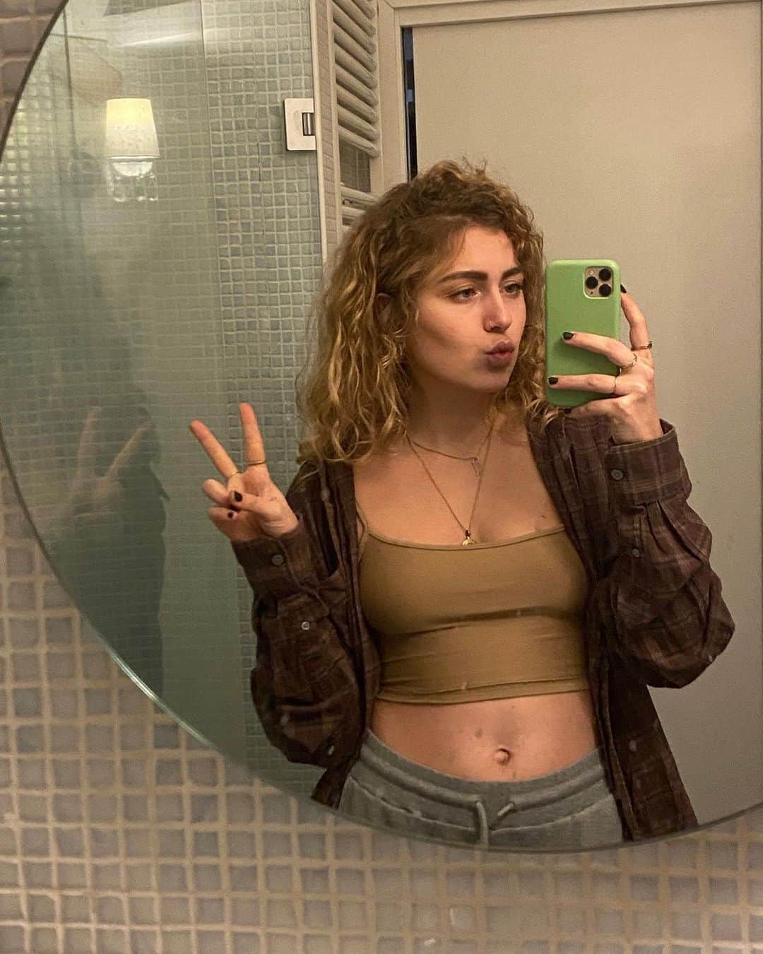 Sofia Viscardiのインスタグラム：「eccomi che vado ad aprire la porta al signor elettricista con eyeliner d’oro brillantinato post nona crisi di pianto del giorno causa frigo e cucina che non si accendono più」