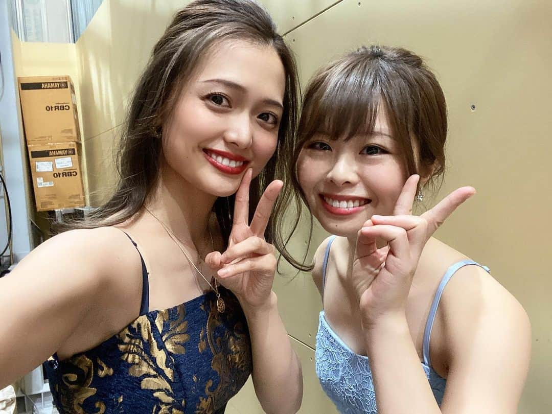 苅谷なつみさんのインスタグラム写真 - (苅谷なつみInstagram)「AEON MALL熱田さんにて演奏してきました〜っ❣️ 聞きに来てくれた皆さん、ありがとうございましたっ😍💖✨  理穂ありがとね〜✨  お客さんから褒めてもらうことってすっごく嬉しくて支えにいつもなってるんですけど、今日はご依頼いただいている方から絶賛してもらい私は…私は…嬉しいです🥰 素敵な場で弾かせてくださりありがとうございます💕✨  次回のAEON MALL熱田さんでの演奏は2/19です！  そして、今日一部の人にお話ししていた1/9の、着物着て演奏するよって話してた百貨百草さんでの演奏のチラシ、載せておきます✨ DM、コメントお待ちしてます💖  #AEONMALL #イオン #ドレス #ヴァイオリニスト #苅谷なつみ」12月18日 22時35分 - natsumi_kariya