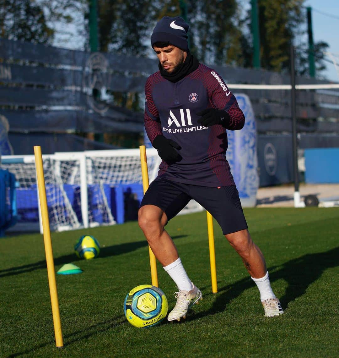 ファン・ベルナトのインスタグラム：「⚽️❤️」