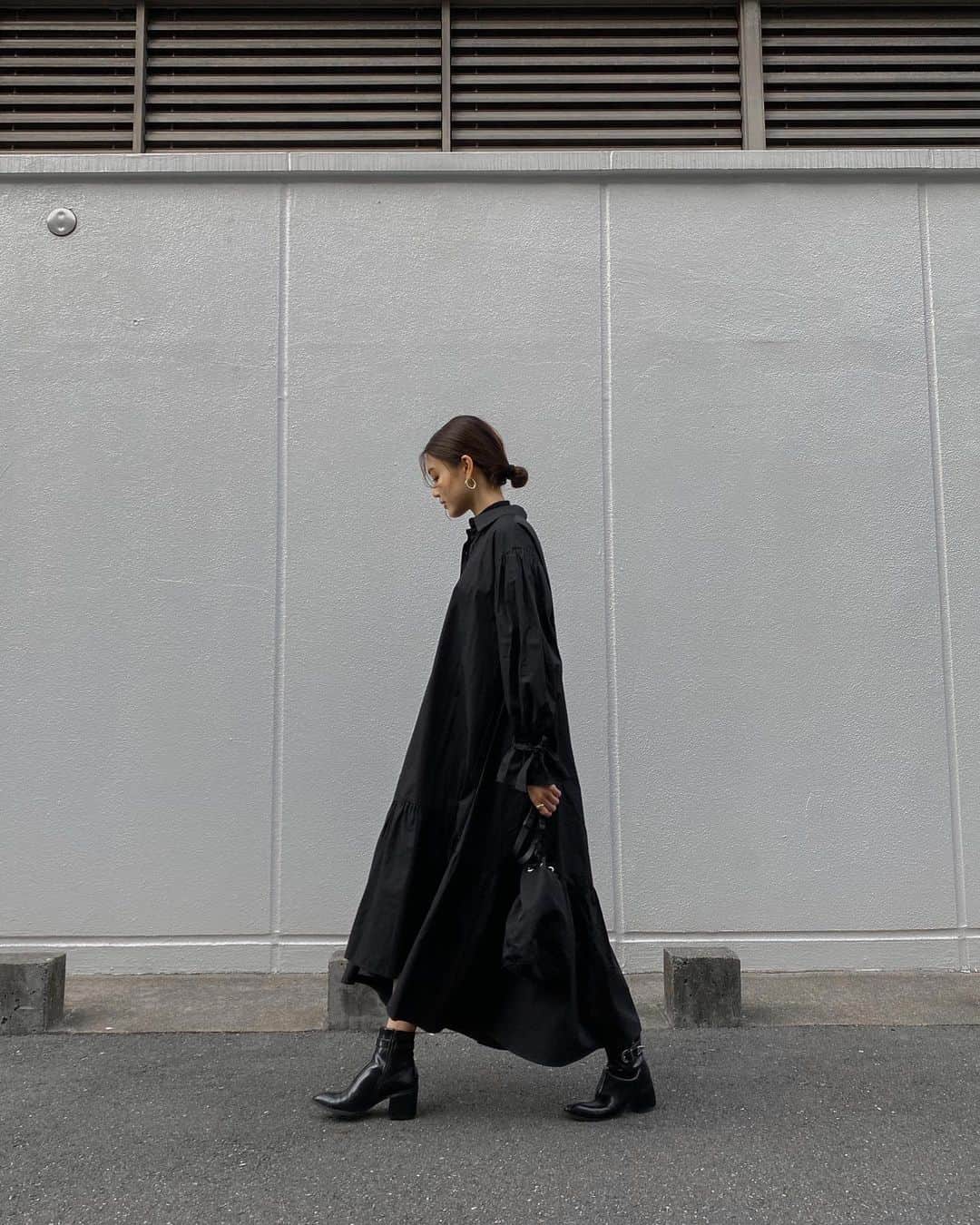 影山可蓮のインスタグラム：「・ ・ Black coordinate 📷 ・ ・ 着ててめちゃくちゃ褒められたシャツワンピ、寒いこの季節は中にタートルを入れてアウターを合わせればバッチリ👌🏼♡ ・ ・ 🏷 DRESS  @eimyistoire_official  SHOES @charleskeith_jp  ・ ・ ・ #outfit #ootd  #instafashion #minimalstyle #minimalfashion #classicstyle #simpleoutfit #everydaylook  #コーデ #コーディネート #今日のコーデ #私服  #karen_k_outfit」
