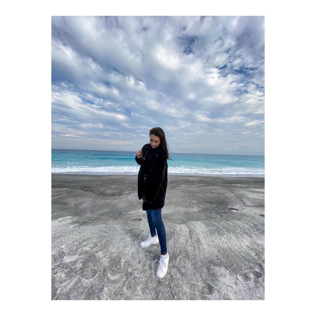 森田真以のインスタグラム：「🕶 12月でも新島村は暖かくて、 同じ東京なのに都内と 8℃くらいの差がありました🌞 薄着でも全然寒くないし、 寒がりの私にぴったりの気候💓 . 早くもここに帰りたい🥺🌈 . 今夜ここで地震があったみたいだから心配💦 どうか村のみんなが無事でありますように🙏🏻 . . この旅の投稿まだ続きますが しばしお付き合いください😀笑 . . @aya_kiyota 📸 . . #小笠原諸島 #伊豆諸島 #新島 #新島村 #旅行 #女子旅 #空 #海 #旅行好きな人と繋がりたい #島 #羽伏浦海岸 #beach #sky #ocean #trip #tripgram #japan #tokyo #niijima  #memories #plane #model #paradise #me #island #winter #december」