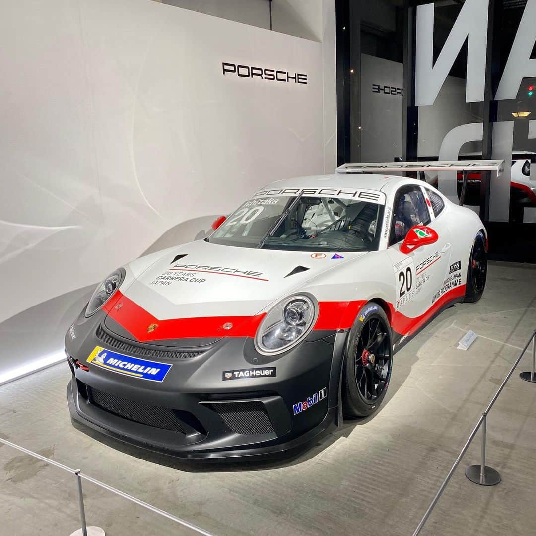 Porsche Japanさんのインスタグラム写真 - (Porsche JapanInstagram)「「Porsche Taycan Popup Harajuku」で展示中の”ポルシェ 911 GT3 Cup“。 市販の911 GT3 RSをベースに徹底的な軽量化を図り、最高出力485PSを発生する水平対向6気筒エンジンを搭載。 実際にポルシェカレラカップで使用され、通常はサーキットでしか見ることができない貴重な車両展示は12月19日(土)まで。  詳しくはプロフィールから特設サイトをチェック。  #ポルシェ #Porsche #タイカン原宿 #911GT3RS」12月18日 22時40分 - porsche_japan