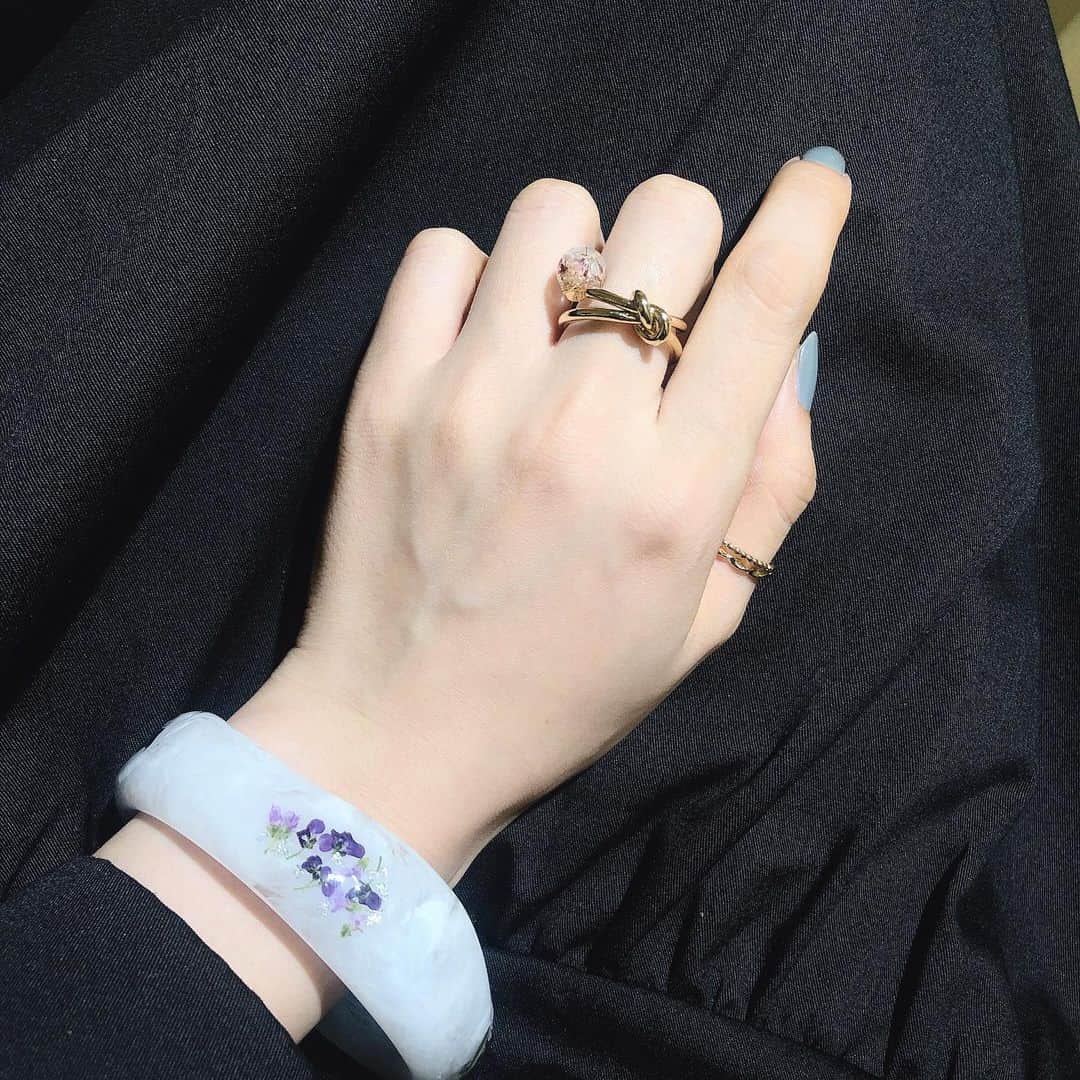 吉原奈緒花のインスタグラム：「. . . 💐 気になっていたものが買えた平日🤍  #accessory #flower #ring」