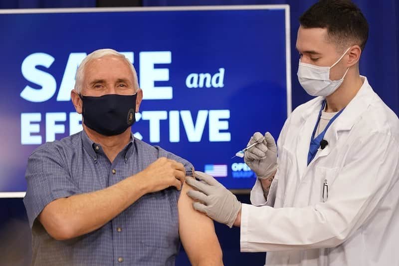 のインスタグラム：「@VP and @SecondLady get the Covid-19 vaccine.   Safe and effective and delivered in record time thanks to #OperationWarpSpeed.   #TrustTheVaccine」
