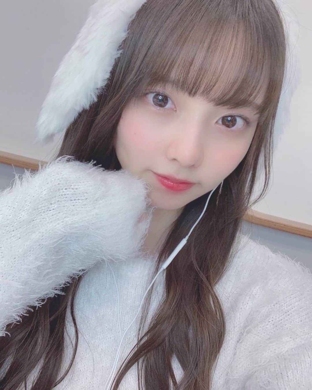篠原望のインスタグラム：「. 🐇🤍 . . うさ耳なんて付けてみちゃいました😳 . たまにはこういうのもいかがでしょう？( •́ㅿ•̀ ) . . これはオンライントーク会の時のです☺️ 白い背景はちょっとミスでした（笑） . . #うさ耳 #白うさぎコーデ #白うさぎ #白コーデ #冬コーデ #シャギーニット #ラストアイドル #篠原望」