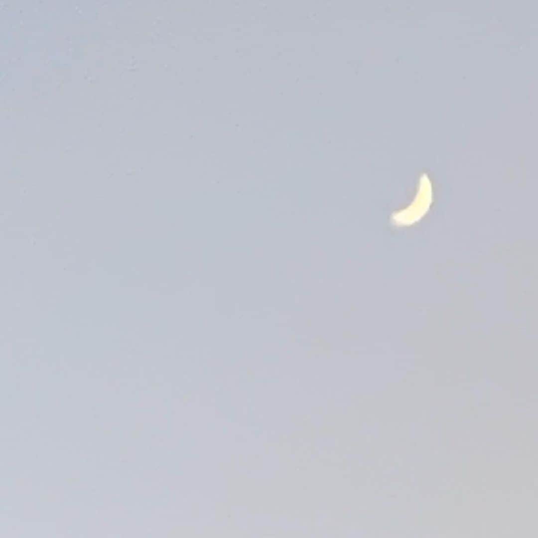 長谷川美月さんのインスタグラム写真 - (長谷川美月Instagram)「🌙  最近の私を添えて...（＾_＾） 絵に描いたような三日月を見つけました ちなみに今日は人生で初めて 北斗七星を見ました。🌠  皆様今日はどんな1日でしたか？」12月18日 22時49分 - mxx.____29