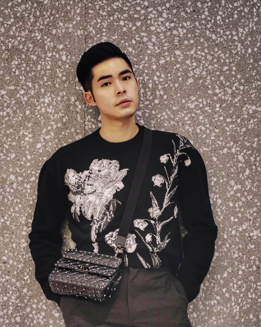 Christoffer Chengのインスタグラム：「This bag !!! 😍😍😍 @maisonvalentino」