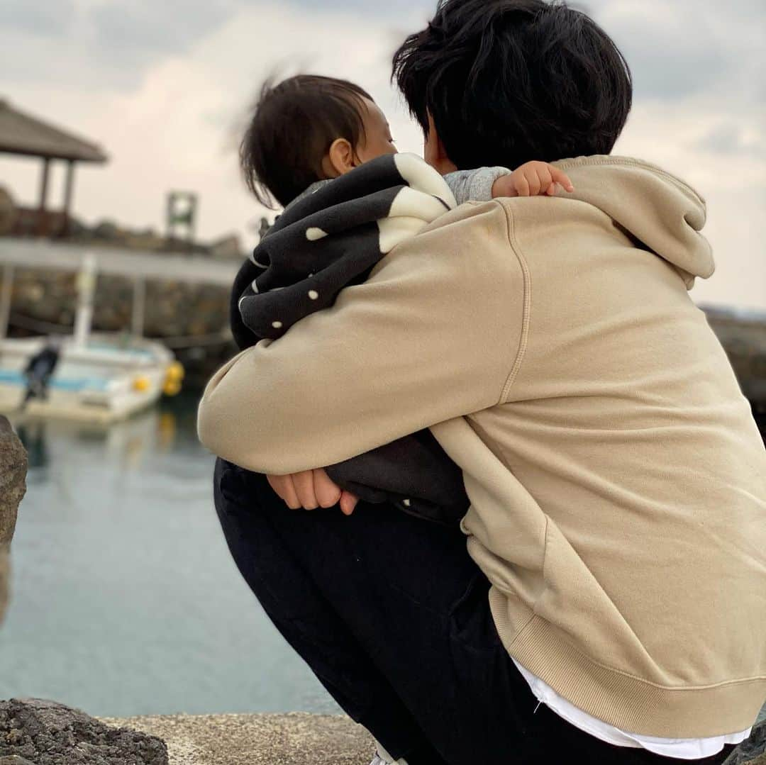 ゆかさんのインスタグラム写真 - (ゆかInstagram)「+352days . . Rohan's first Kimichi making day🤣👏 로한띠 인생 첫 김장날 ㅎㅎ　로한이는 응원담당😎 今日はキムチ作りの日でした🤟ロハンっち初めてだけど、泣かずに隣でチアリーダーしててくれてありがとう♥️🤟  . .  #ゆかすん夫婦 #family  #日韓夫婦  #韓国在住　#youtuber #韓国 #제주　#jeju #tiktokers  #日韓夫婦  #유튜버 #제주맘  #아들맘  #한국살이 #국제커플 #국제부부  #부부  #韓国生活 #유튜버 #yukachannel  #일상 #tiktoks #틱톡 #아들과엄마 #tiktok #赤ちゃんのいる生活 #ママと息子　#mommylife #11monthsold #김장 #김장하는날 #キムチ作り」12月18日 22時51分 - bjyuka