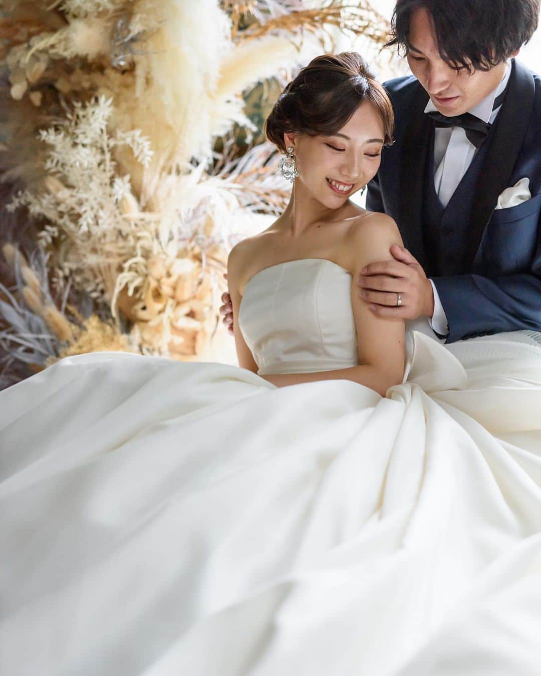 Dresses (ドレッシーズ)さんのインスタグラム写真 - (Dresses (ドレッシーズ)Instagram)「【2021年2月末まで】ドレスショップで撮影できるDressesフォトプラン♡残り期間わずかになりました！ 憧れのSISSI やSIBILLAなど人気ドレスでフォトウェディングが叶います✨ ご新婦さまお一人で撮影も可能です♡  詳細は @dresses_weddingdress プロフィールリンク→Dressesフォトプランバナーよりご覧いただけます。  今回のpostはJUNO恵比寿店で撮影された素敵な花嫁さまのお写真になります🕊  Dressesフォトプラン ☞☞☞ ￥150,000+tax  プランに含まれるもの ドレス1着、タキシード1着 アクセサリー、ヘアメイク 写真データ渡し 10カット 約50枚 ※全てのドレス追加料金なし  ドレスは、antoniorivaのSISSIやSIBILLAなど一部のドレスは撮影日に合わせてご用意可能です。 ドレスのご希望ない場合は、撮影日のドレスショップのラインナップよりお選び頂けます。  ドレスの詳細はDMでお気軽にお問い合わせください💌  撮影場所 JUNO、Authentiqueドレスショップ店内 東京、大阪、福岡、熊本、札幌 ※ご希望のドレスによって異なります ※SISSIご希望の場合は、東京、福岡、熊本、札幌のJUNO各店舗になります  Dressesフォトプランの特徴 ☞☞☞ 【ドレスショップの店内で撮影するセレモニーシーン】  撮影シーンは10シーン。 お支度から、お二人の準備が整い初めてお互いのドレスアップした姿をお披露目するシーン、そしてリングの交換やベールアップなど、その一瞬一瞬のお気持ちを大切に写真に残します。 お二人のご希望の撮影シーンも１カット撮影が可能です。  ドレスはSISSI やSIBILLAなどDressesで人気のドレスもご準備可能です✨ ※撮影ショップにより異なります。 メールやDMでお気軽にお問い合わせくださいませ。  詳細は @dresses_weddingdress プロフィールリンク→Dressesフォトプランバナーよりご覧いただけます。  #Dressesフォトプラン #ドレッシーズ #フォトウェディング  #sissi  #antoniorivasissi  #antonioriva_dresses #前撮りレポ #後撮り #junoの前撮り」12月18日 22時53分 - dresses_weddings