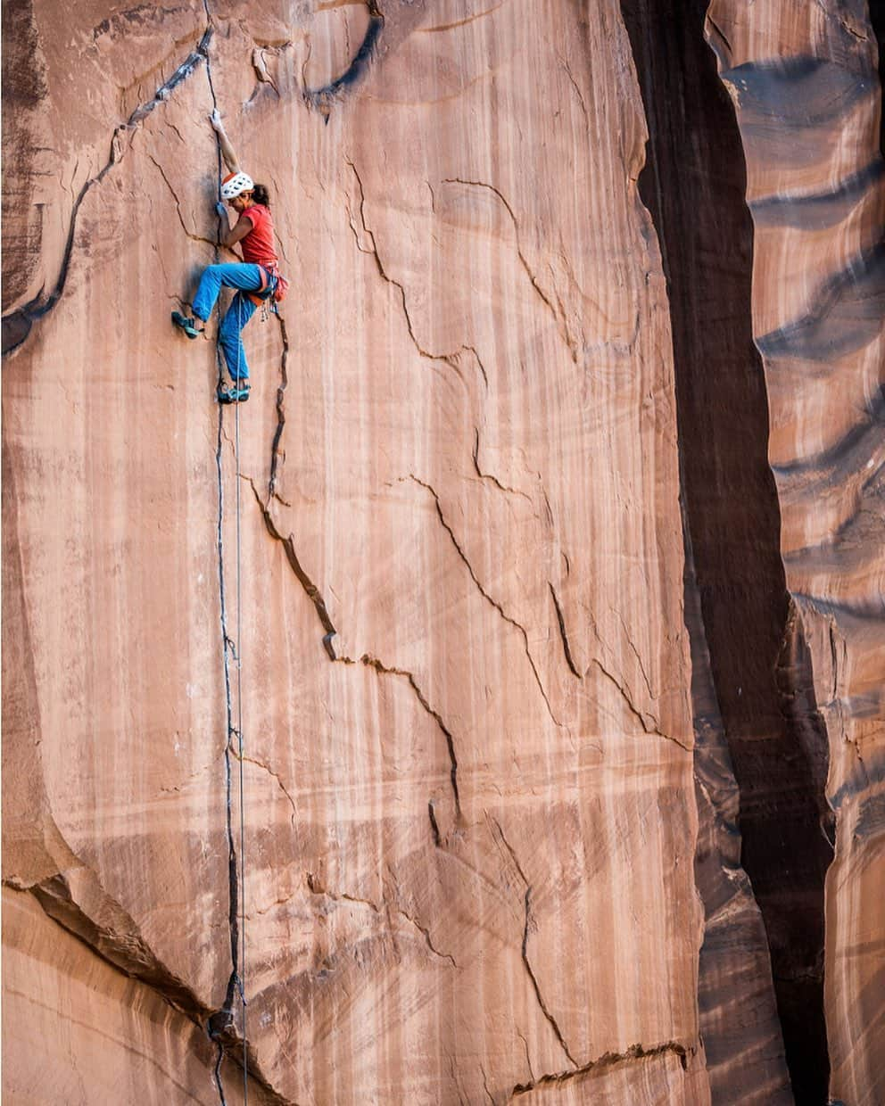 ニナ・カプレツさんのインスタグラム写真 - (ニナ・カプレツInstagram)「That seems like years ago!!! Climbing a perfect 12+ splitter in Moab during the @arcteryx team meeting in Nov 2019. Good times, miss the dead bird family and those wide open spaces a lot...  📸 @johnpricephotography 👌👌👌  #deadbirdfamily #scarpaclimb #usa🇺🇸   @arcteryx @scarpaspa @petzl_official @totemmt」12月18日 22時53分 - ninacaprez