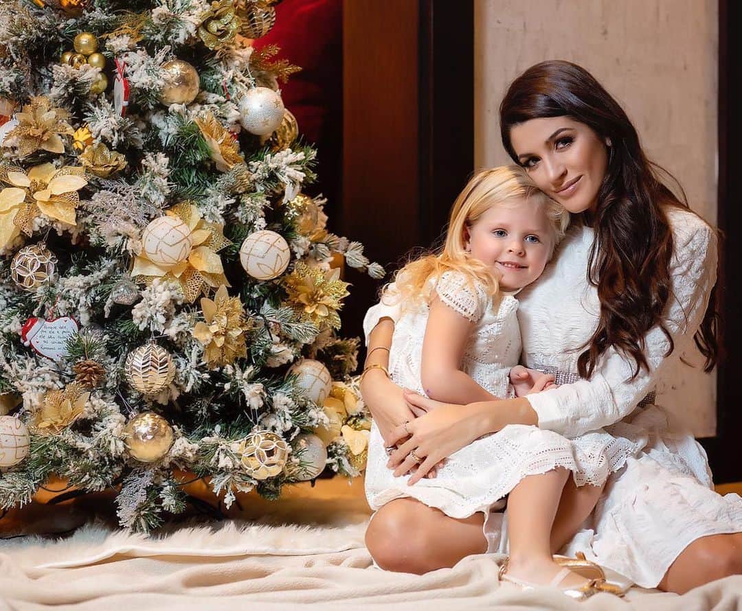 ナタリア・ベッカーのインスタグラム：「My girl 🎄👸🏼」