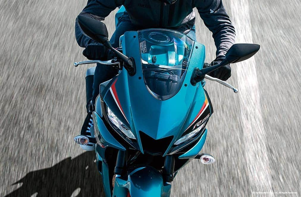 ヤマハ バイクさんのインスタグラム写真 - (ヤマハ バイクInstagram)「New colors of YZF-R3/YZF-R25 in 2021!! ✨  YZF-R3/YZF-R25の2021年カラーは、「シアン」「マットダークグレーメタリック」「ディープパープリッシュブルーメタリックC」の３色です！💚🖤💙皆さんはどのカラーが好きですか？😆 ﻿ まず、ぱっと見ただけでNEWカラーと一目で分かる新色の"シアン"は、「NEO DYNMIC SPORTY」をコンセプトに、スポーツアイテムのトレンドとRシリーズのスポーティさを活かしたカラーです。さらにMT系でお馴染みのバーミリオンカラーをホイールやグラフィックに取り入れることで、新たなスポーツカジュアルを提案するカラーリングとなっています。街中でも駐輪場でも目を惹くこと間違いなしですね！👀﻿ ﻿ 続いて２色目は、同じく新色の"マットダークグレーメタリック8（マットダークグレー）"。2020年カラーのマットブラックから、よりスポーティかつ質感の高いイメージへと一新しました。﻿ ﻿ ３色目は、2020年から継続色となる"ディープパープリッシュブルーメタリックC（ブルー）"。フロントフェンダーやグラフィックなどのカラーリングにマットグレーを配し、フラッグシップモデルである「YZF-R1」とのリレーションを高めています。「R-DNA」を受け継ぐモデルに相応しい、レーシングマインドを掻き立てる鮮やかなブルーです。﻿ ﻿ #YAMAHAが美しい #YZFR3 #YZFR25 #yamahayzfr3 #yamahayzfr25 #yamahayzfseries #yamahayzf #newmotorcycle #バイクのある生活 #バイク好きな人と繋がりたい #スーパーバイク」12月18日 22時55分 - yamaha_bike