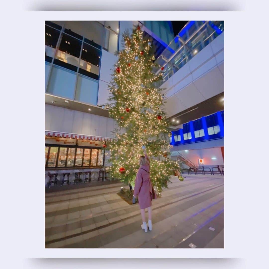 稲葉るりさんのインスタグラム写真 - (稲葉るりInstagram)「お友達が撮ってくれてた写真！！ なんだかすごく幸せそう🍀💚  本物の木にキラキラがたくさん付いてたの〜✨🎄　 冬を少し感じました☺️  イルミネーション見に行きたいなあ〜💭  #クリスマス　#クリスマスツリー　#イルミネーション　#冬　#冬コーデ」12月18日 22時57分 - make_up_yuka