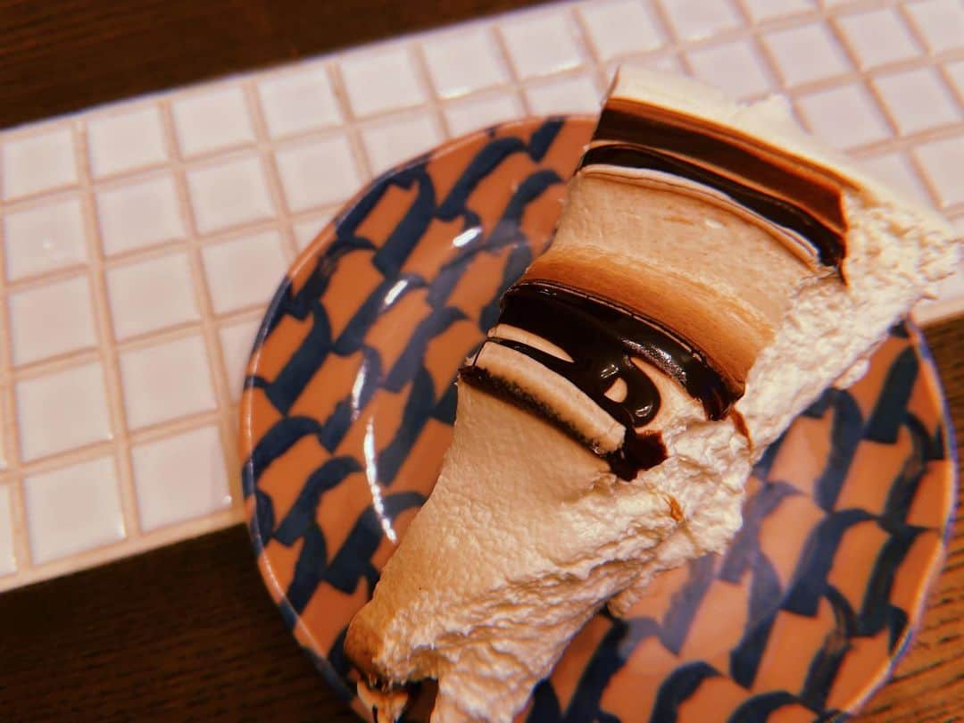 榊原徹士のインスタグラム：「peace of cake こんな日もある  #cake #sweet #harbs #誕生日ケーキ #自分の誕プレ買った」